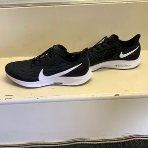 NIKE ZOOM PEGASUS RUNNING SHOE